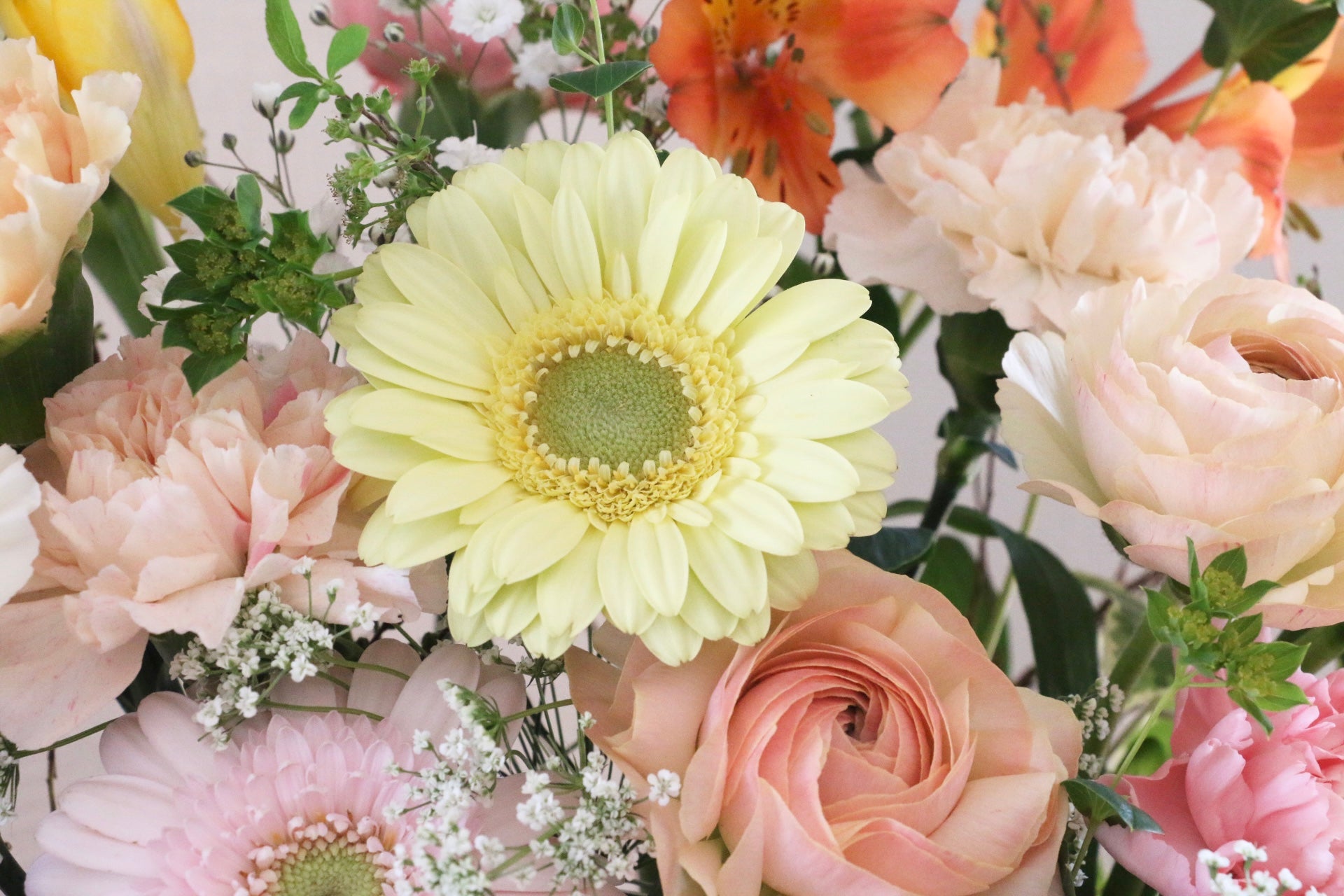 ピンク・黄色のアレンジメント 9,000円 – 花・花束の通販サイト｜HanaTaku