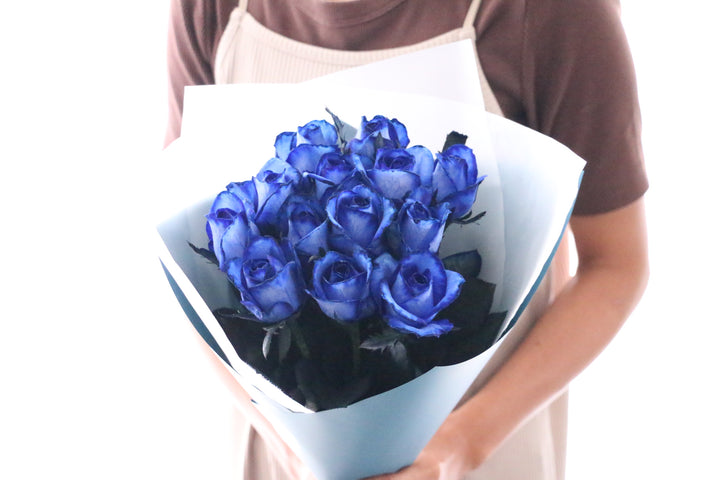 13本の青いバラの花束