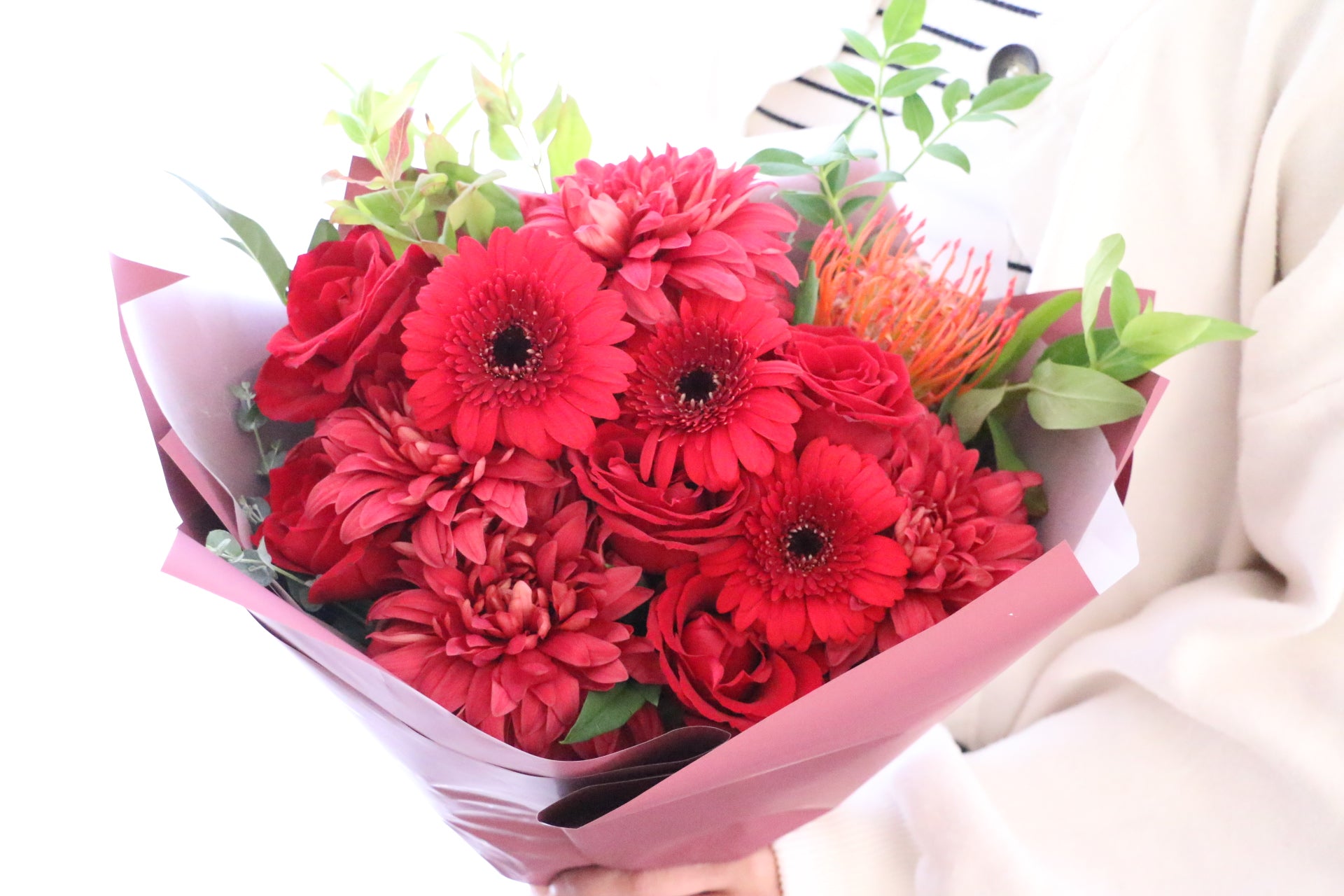 赤色ベースの華やかな花束・ブーケ 8,800円 – 花・花束の通販サイト