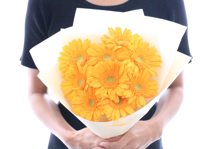 オレンジ色のガーベラの花束（9本）-いつまでも一緒にいてください