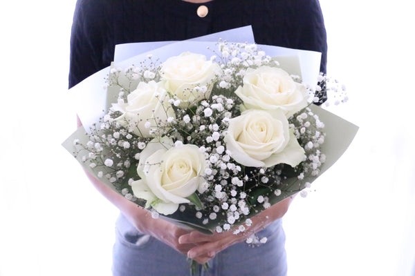 白色のバラ（5本）とカスミソウ（2本）の花束 4,500円