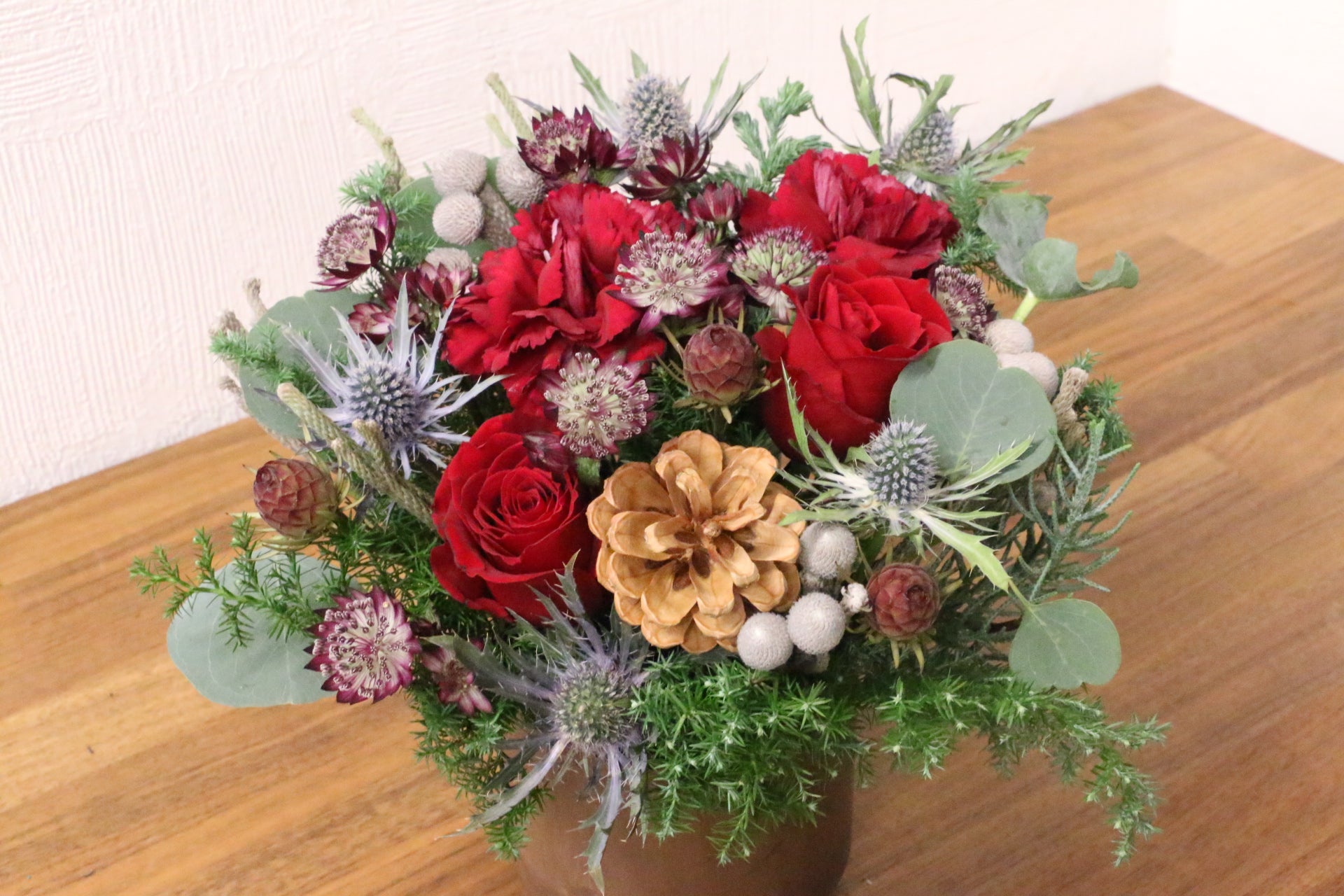 クリスマスの赤いバラ入りアレンジメント Mサイズ 5,000円 – 花・花束