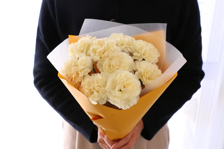 淡い黄色のカーネーションの花束（8本）-あなたの思いやりに感謝します