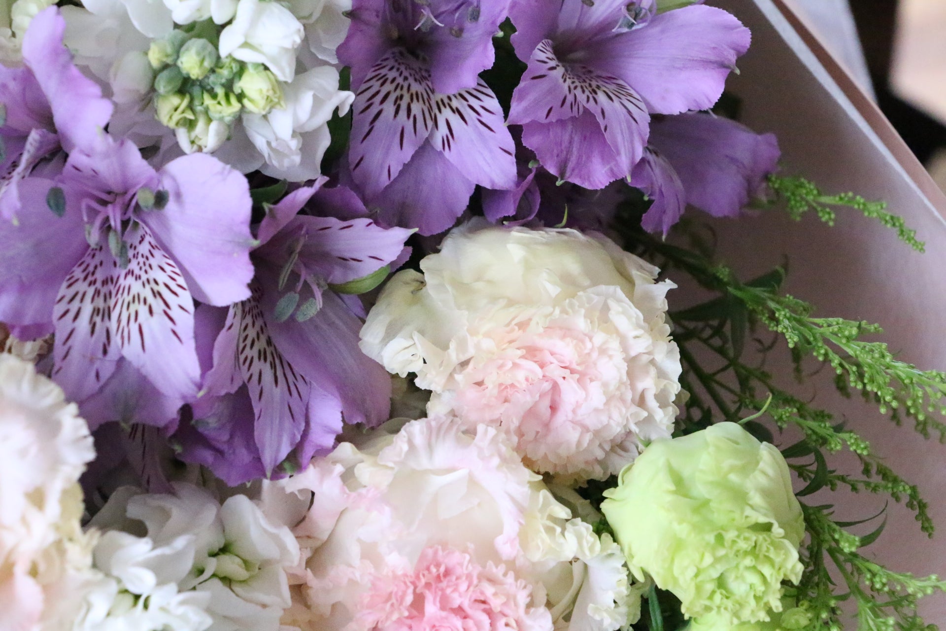 供花】ピンク色のトルコキキョウ入り紫色・ピンク色のお供え花束 8,000