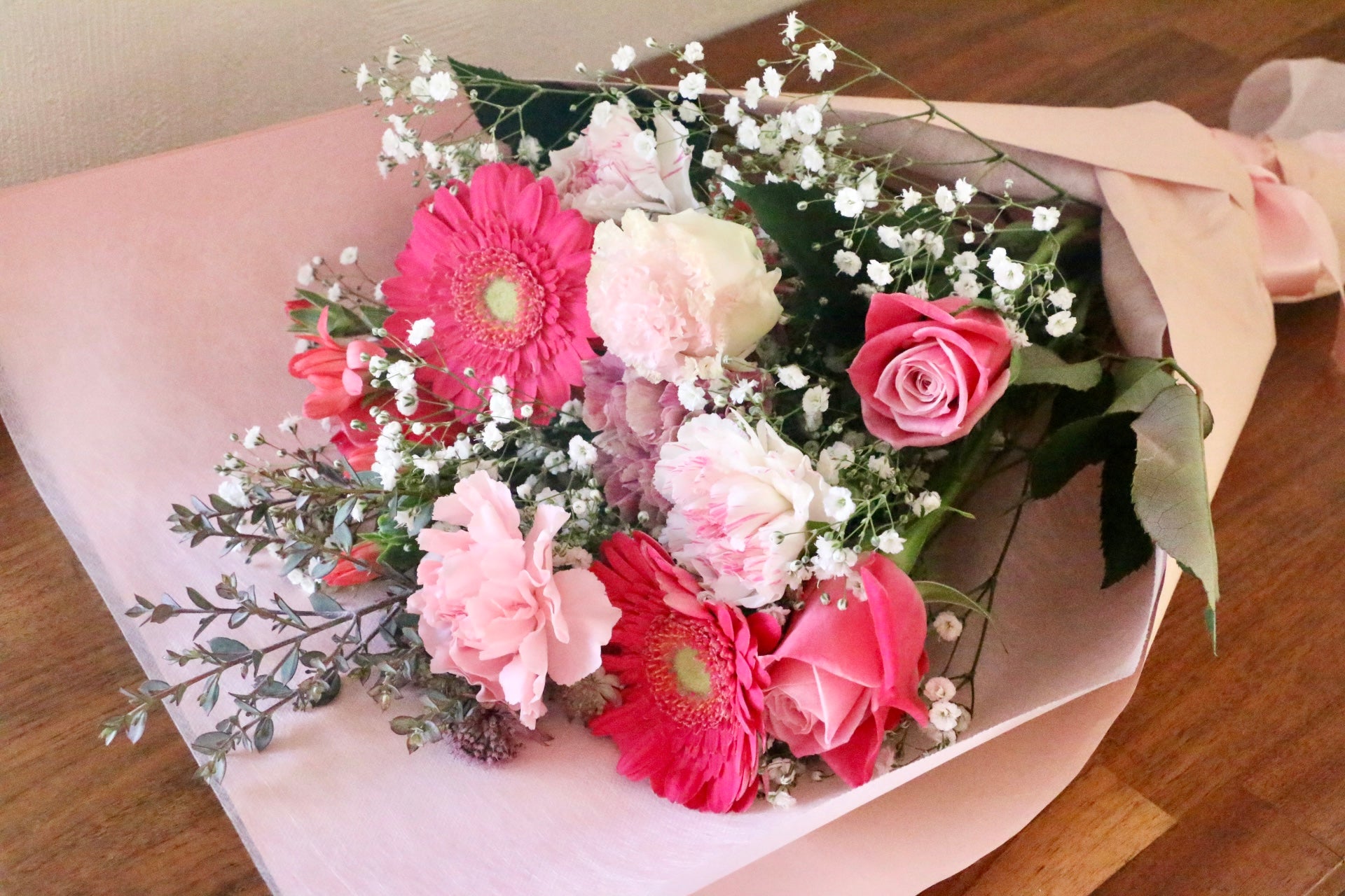 カスミソウ入りピンク系の花束 8,000円 – 花・花束の通販サイト｜HanaTaku