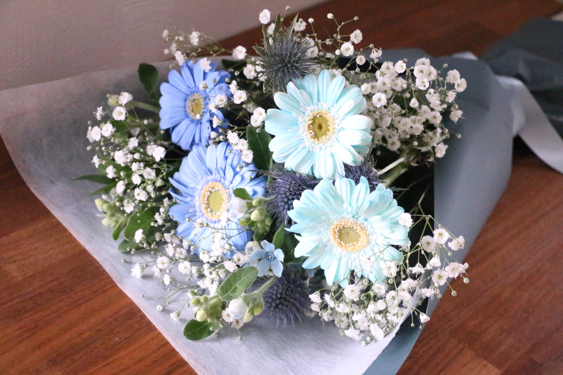 花かんむり♡リストブーケセット 青♡水色♡白 水色・青の花束・ブーケ – 花・花束の通販サイト｜HanaTaku