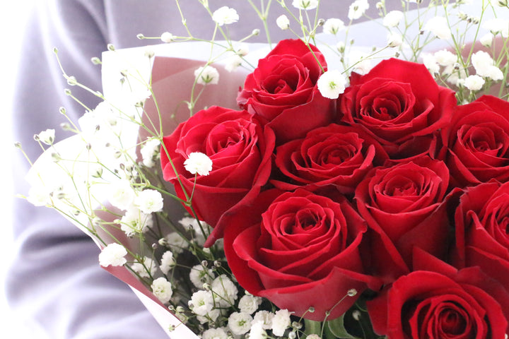 9本の赤いバラとカスミソウ（かすみ草）の花束