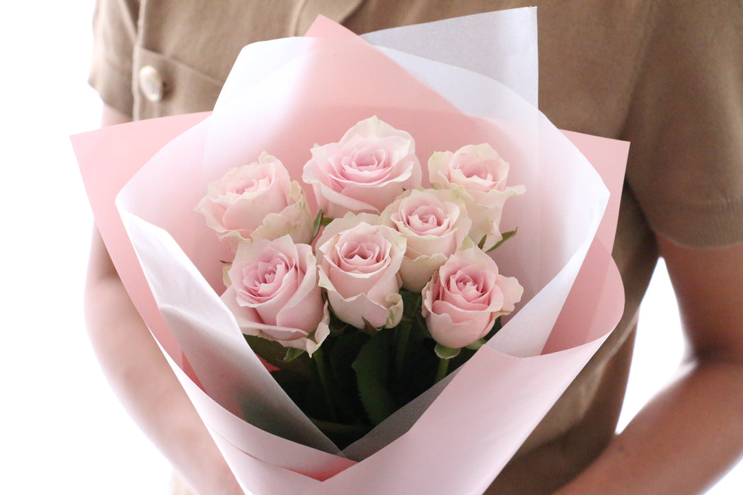 7本のピンク色のバラの花束
