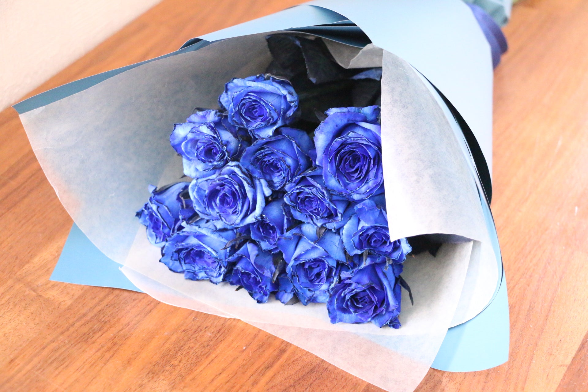 花瓶いらない！！三代目ØMI のメンバーカラー枯れない青い薔薇のリボンフラワー プリザーブドフラワー青と赤い薔薇にシルバーローズの魔法の枯れ