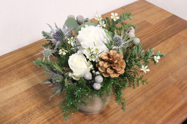 クリスマスの白いバラ入りアレンジメント　Sサイズ　3,500円