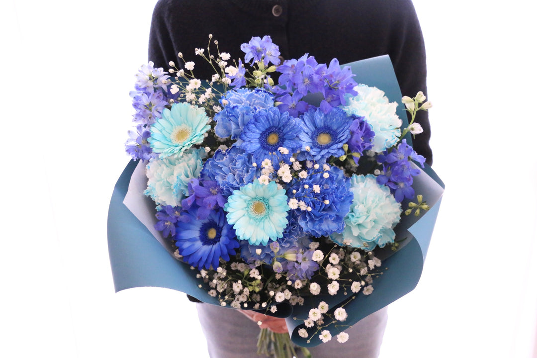 カスミソウ入り水色・青・白の花束 8,000円