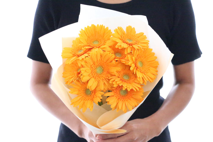 オレンジ色のガーベラの花束（10本）