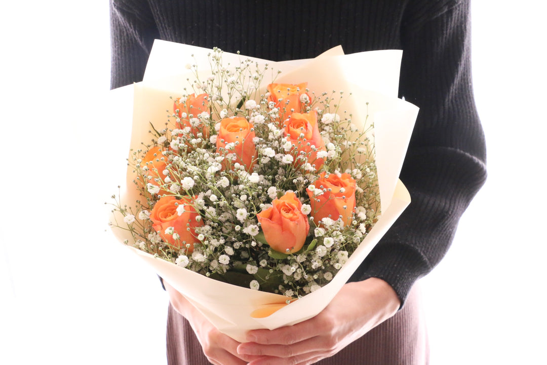 オレンジ色のバラ（8本）とカスミソウ（3本）の花束 7,000円