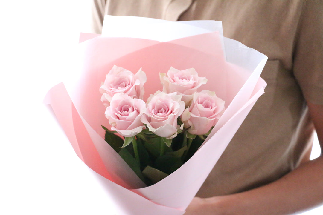 5本のピンク色のバラの花束