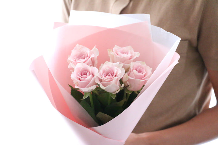5本のピンク色のバラの花束