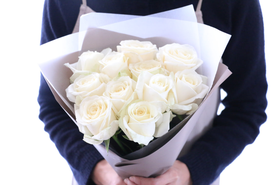 11本の白色バラの花束-最愛