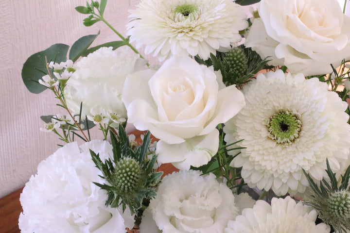 白・グリーンのアレンジメント 8,000円