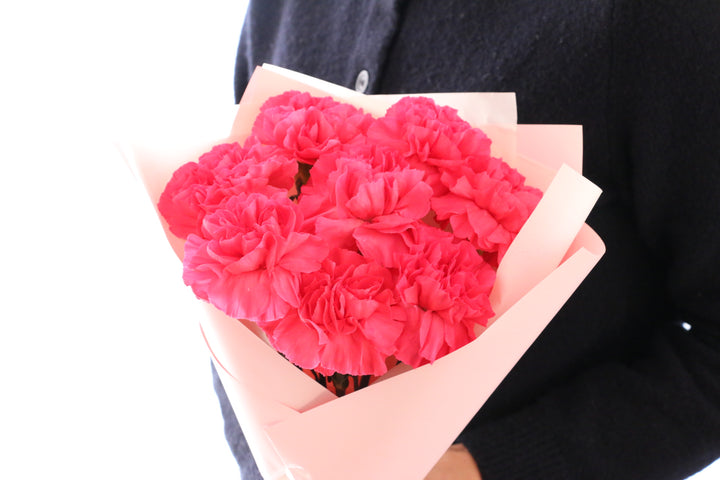 濃いピンクのカーネーションの花束（8本）-あなたの思いやりに感謝します