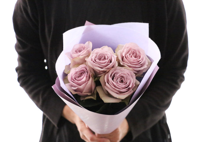 紫色のバラの花束（5本）-あなたに出会えて心から嬉しいです
