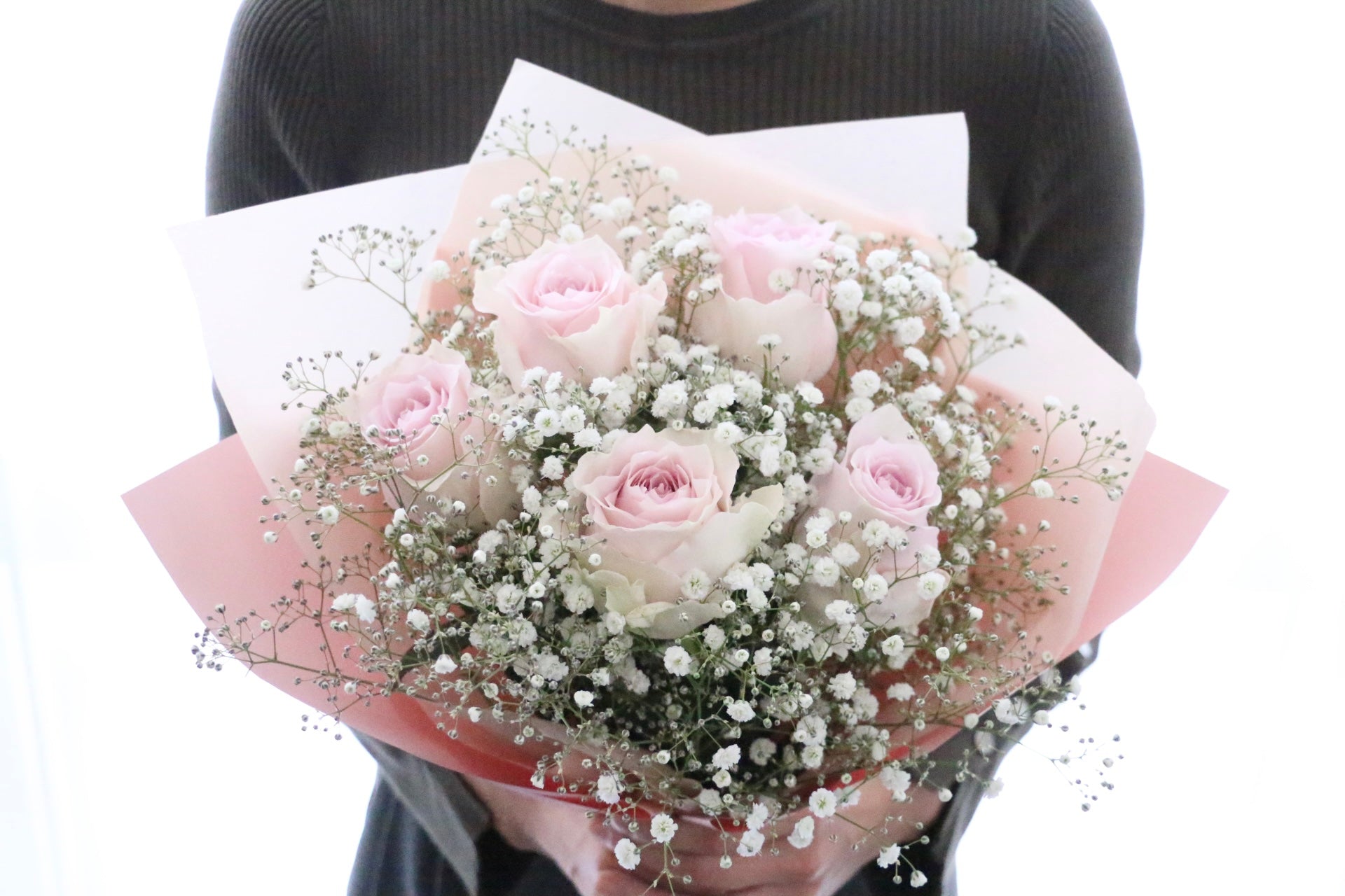 ピンク色のバラ（5本）とカスミソウ（2本）の花束 4,500円 – 花・花束