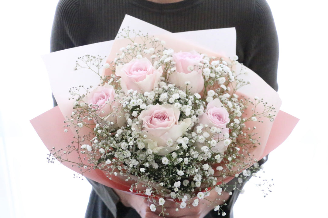 ピンク色のバラ（5本）とカスミソウ（2本）の花束 4,500円