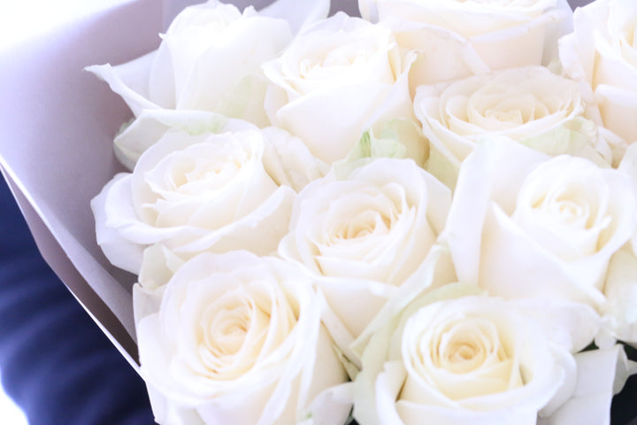11本の白色バラの花束-最愛