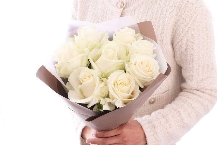 8本の白色のバラの花束-あなたの思いやりに感謝します