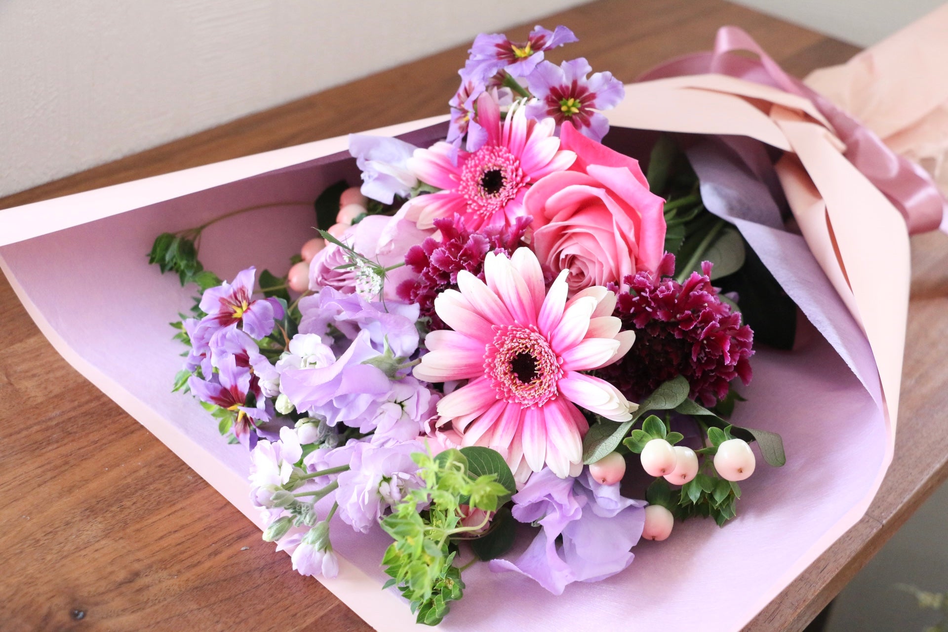 紫・ピンクの花束 6,000円 – 花・花束の通販サイト｜HanaTaku