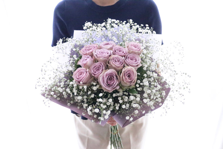 紫色のバラ（12本）とカスミソウ（2本）の花束-私の妻になってください