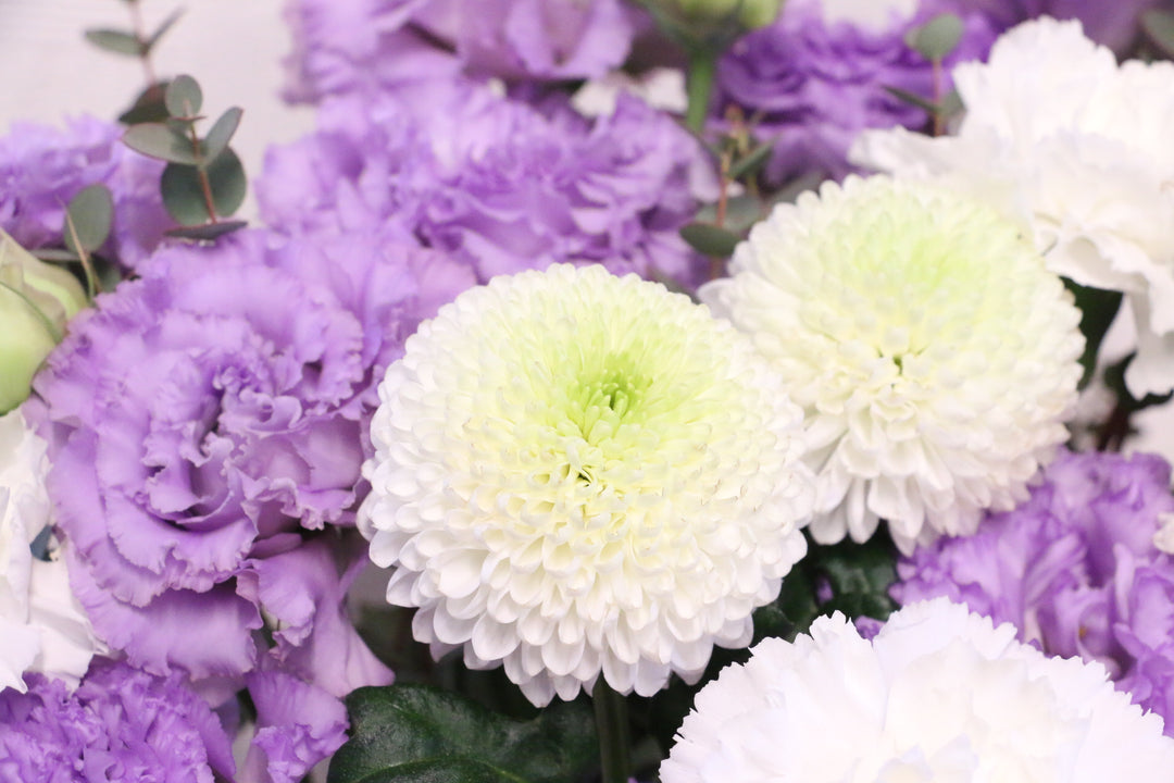 【供花】白色・紫色のお供えアレンジメント 9,000円