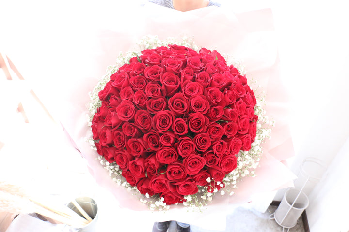108本の赤いバラとカスミソウ（かすみ草）の花束