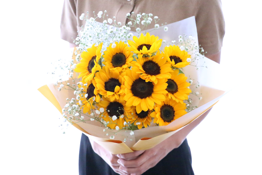 ひまわり12本とカスミソウ（かすみ草）の花束
