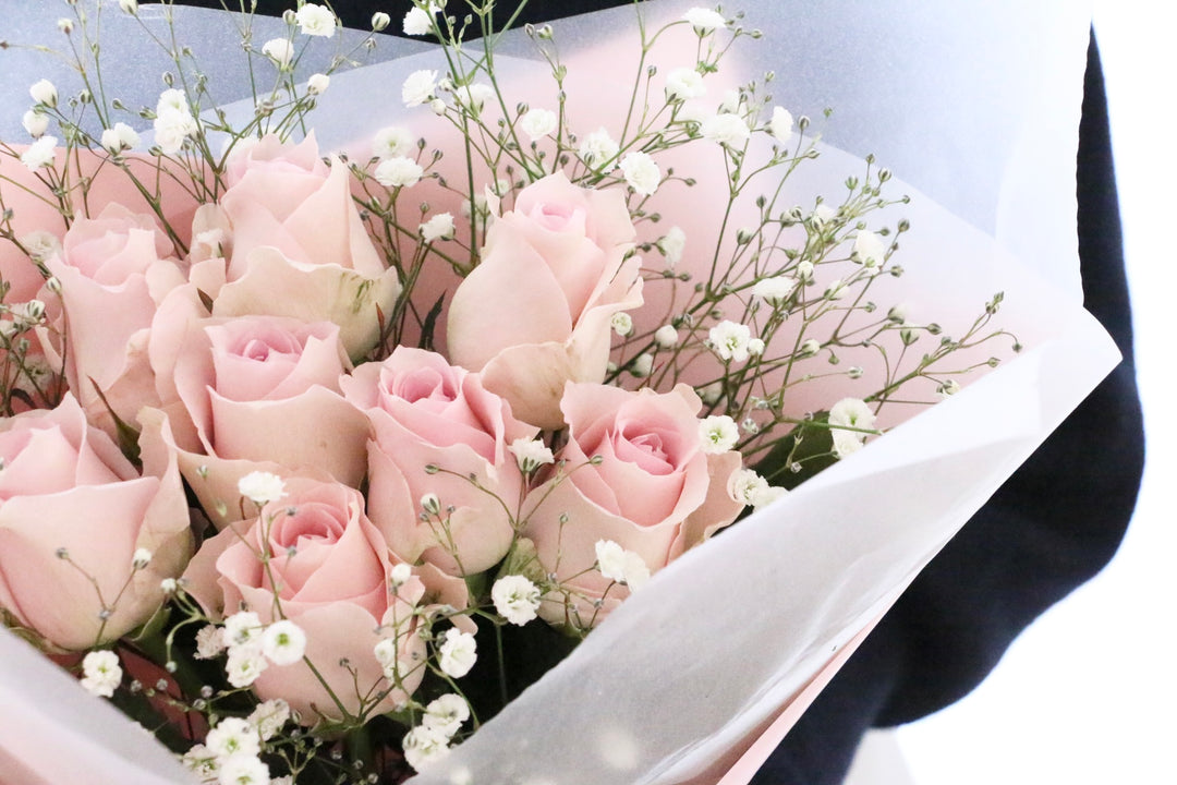 ピンク色バラとカスミソウの花束（8本）-あなたの思いやりに感謝します