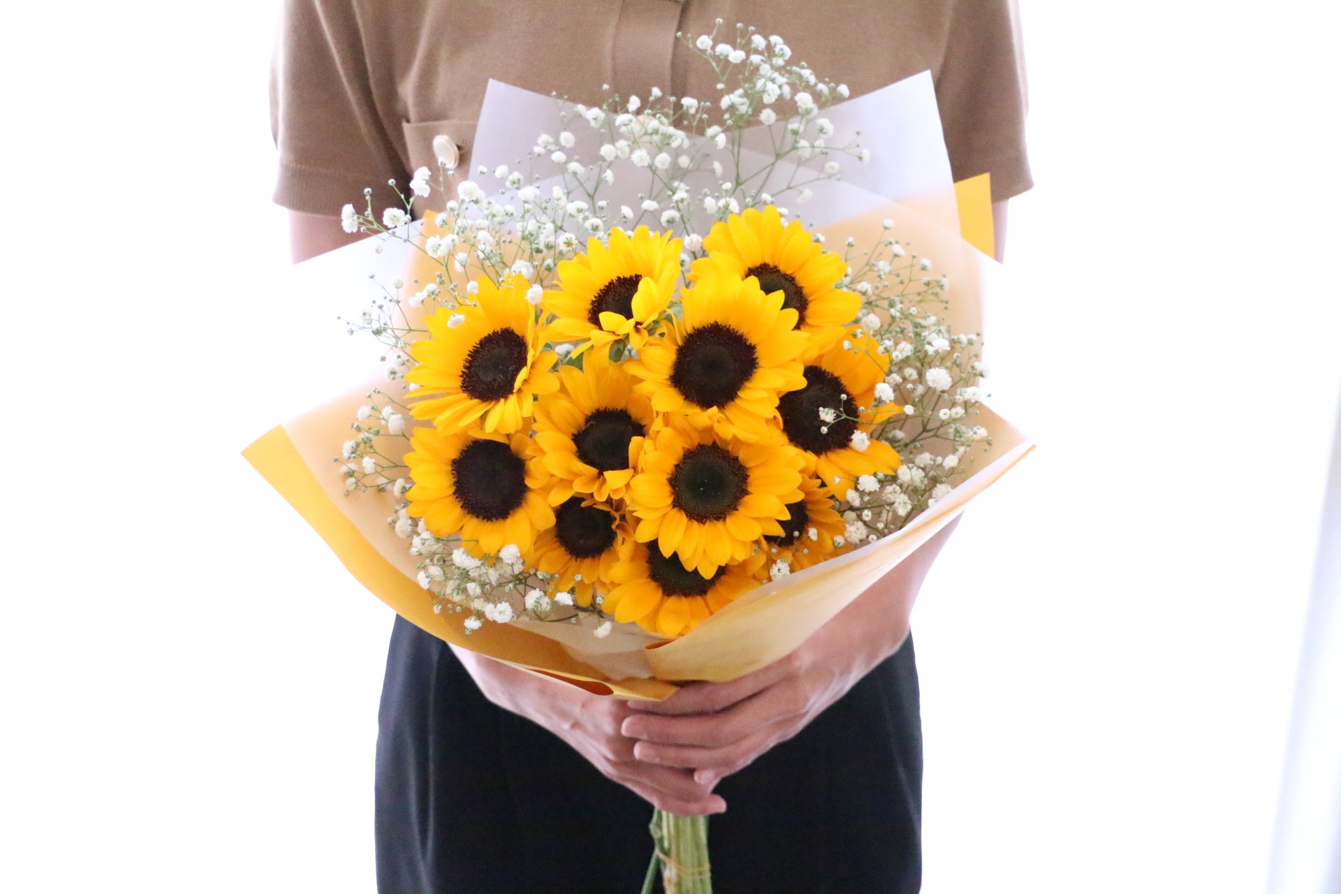 ひまわり11本とカスミソウ（2本）の花束 – 花・花束の通販サイト｜HanaTaku