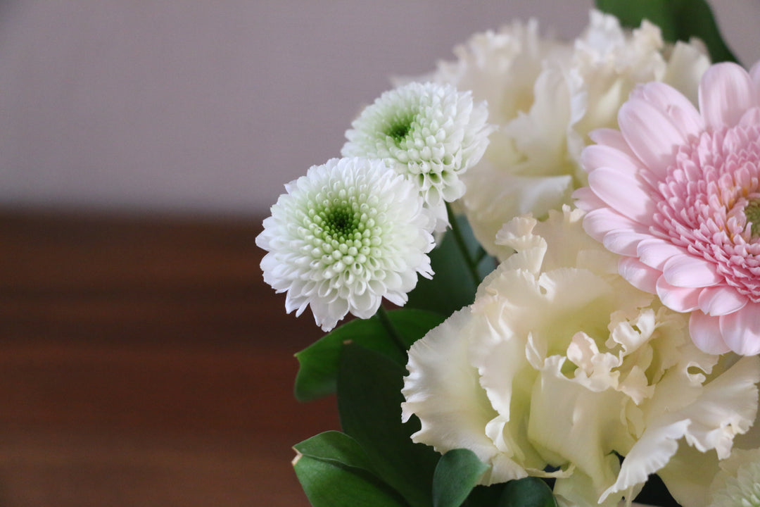 【供花】白色・ピンク色のお供えアレンジメント 3,000円