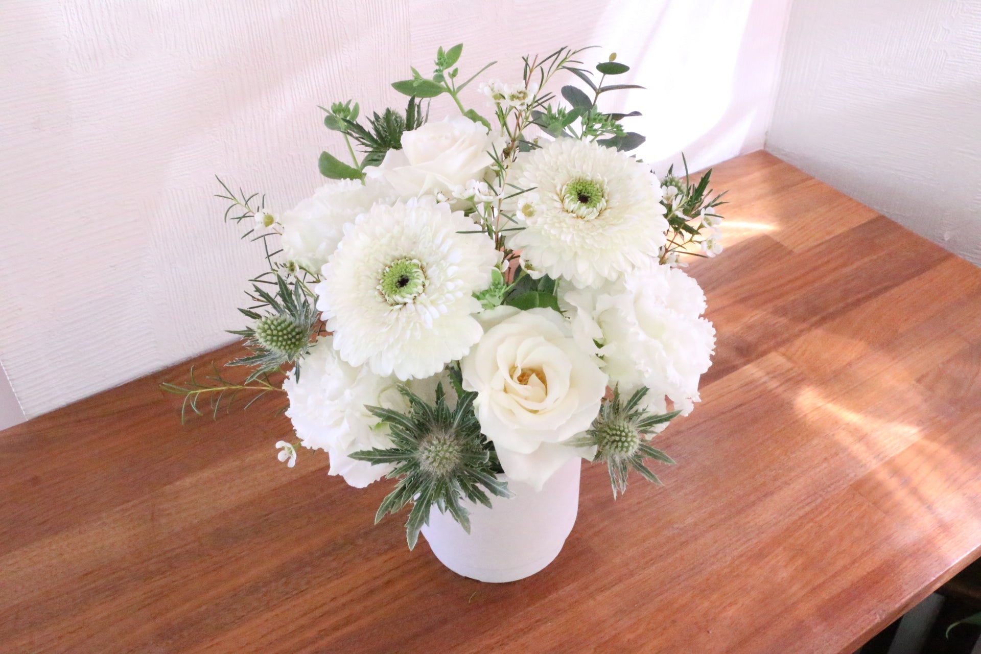 白・グリーンのアレンジメント – 花・花束の通販サイト｜HanaTaku