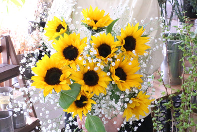 ひまわりとカスミソウの花束（オレンジ色）