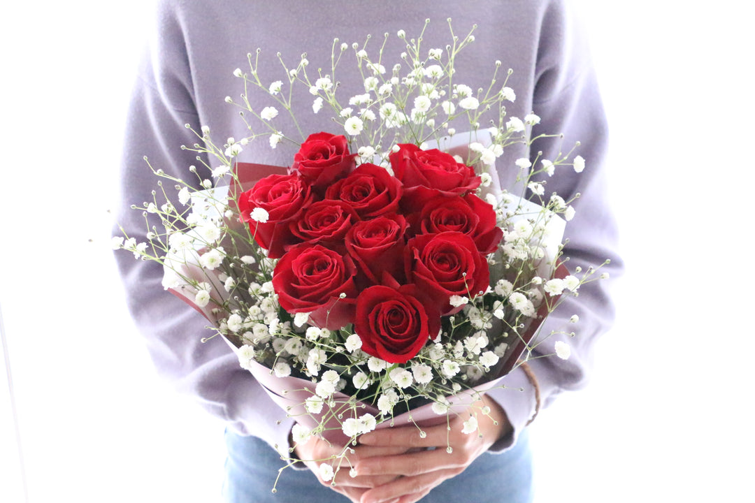 10本の赤いバラとカスミソウ（かすみ草）の花束