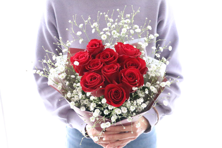 10本の赤いバラとカスミソウ（かすみ草）の花束