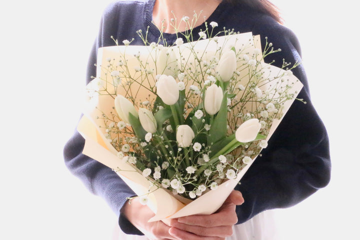 白のチューリップ（8本）とカスミソウの花束