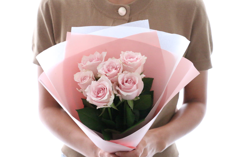 6本のピンク色のバラの花束