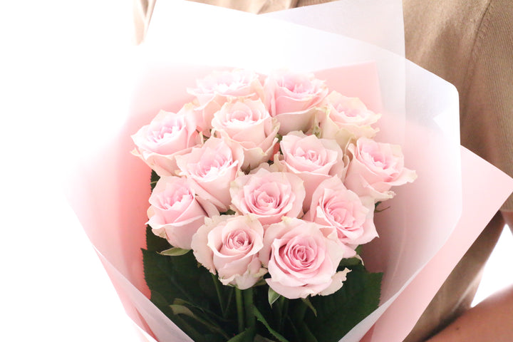 13本のピンク色のバラの花束