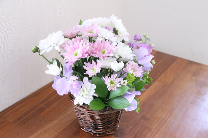 【供花】白色・ピンク色・紫色のお供えアレンジメント Sサイズ