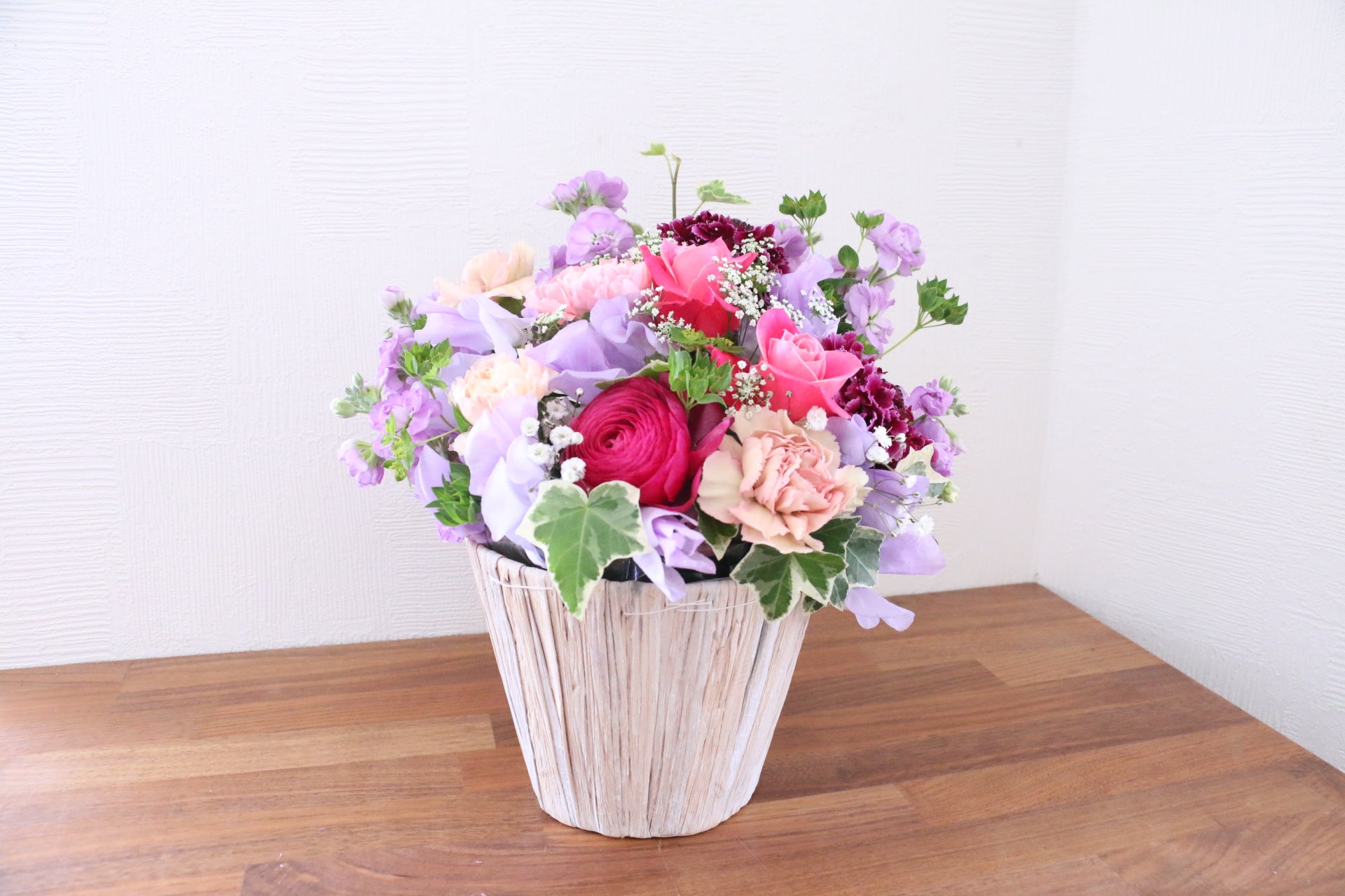 ピンク紫の造花アレンジメント パステル紫のアレンジメント「はせがわ生花店」｜【イーフローラ