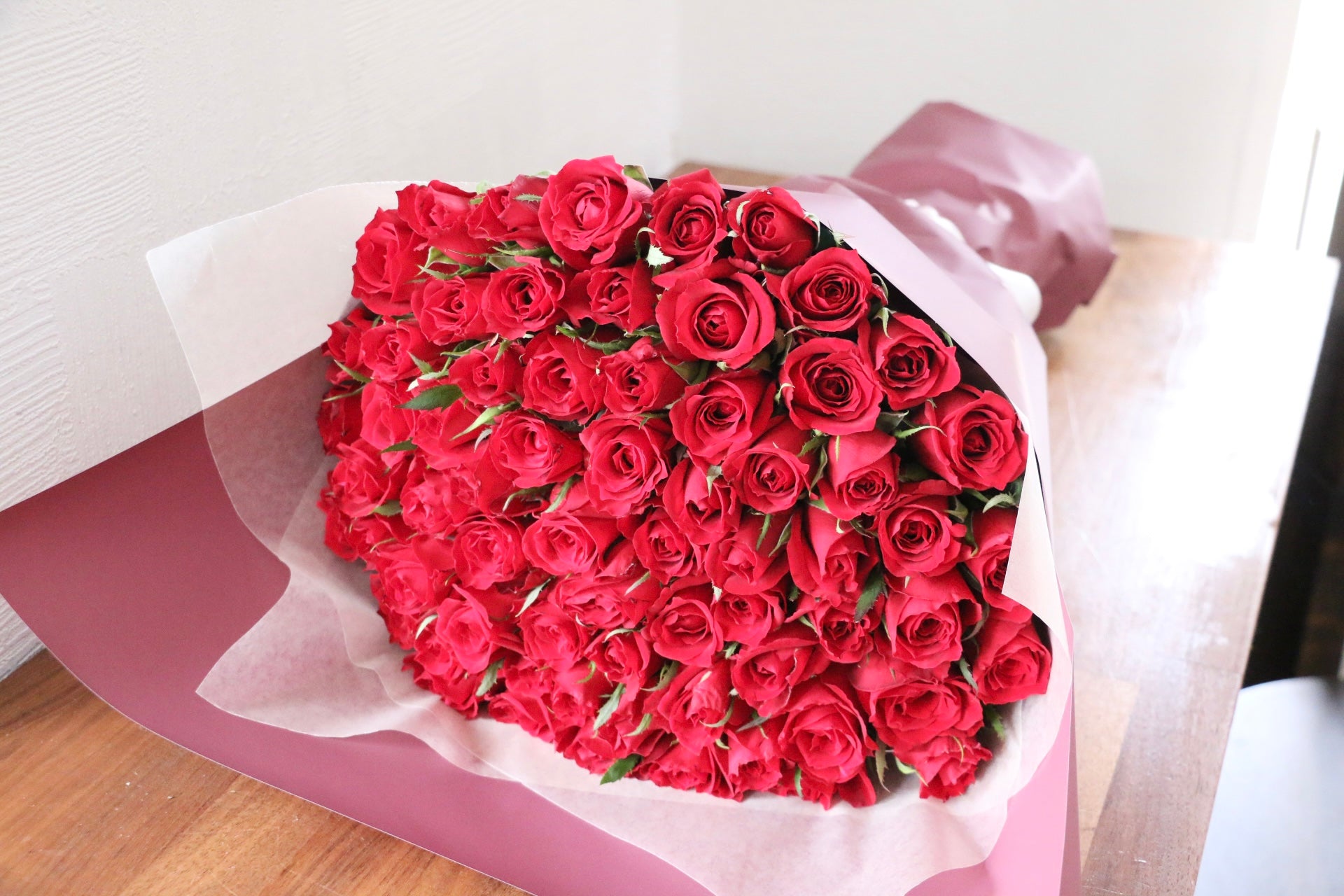 66本の赤いバラの花束-幸運を祈る – 花・花束の通販サイト｜HanaTaku