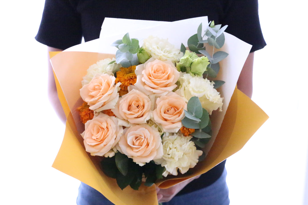 オレンジ色バラ入りの花束 Mサイズ 8,000円