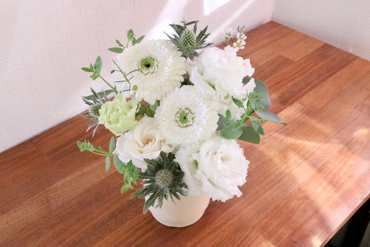 白・グリーンのアレンジメント 4,000円