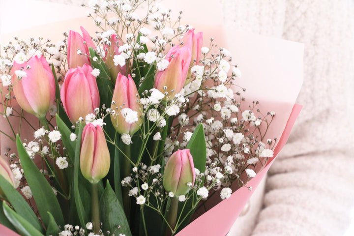 ピンクのチューリップ（10本）とカスミソウの花束