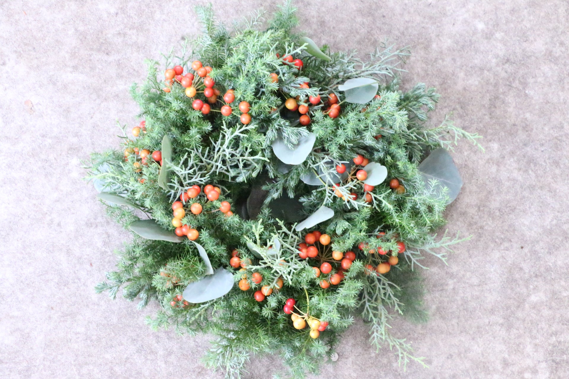 赤い実のフレッシュクリスマスリース Sサイズ – 花・花束の通販サイト