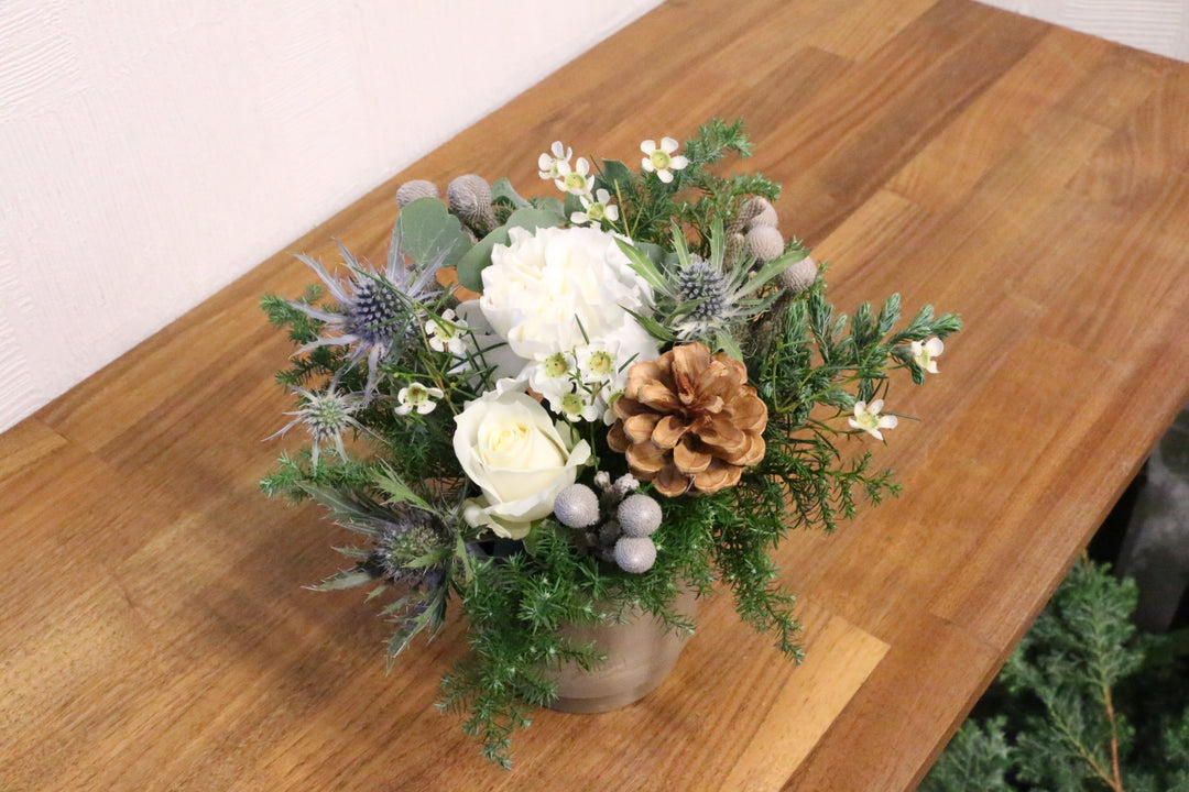 クリスマスの白いバラ入りアレンジメント　Sサイズ　3,500円